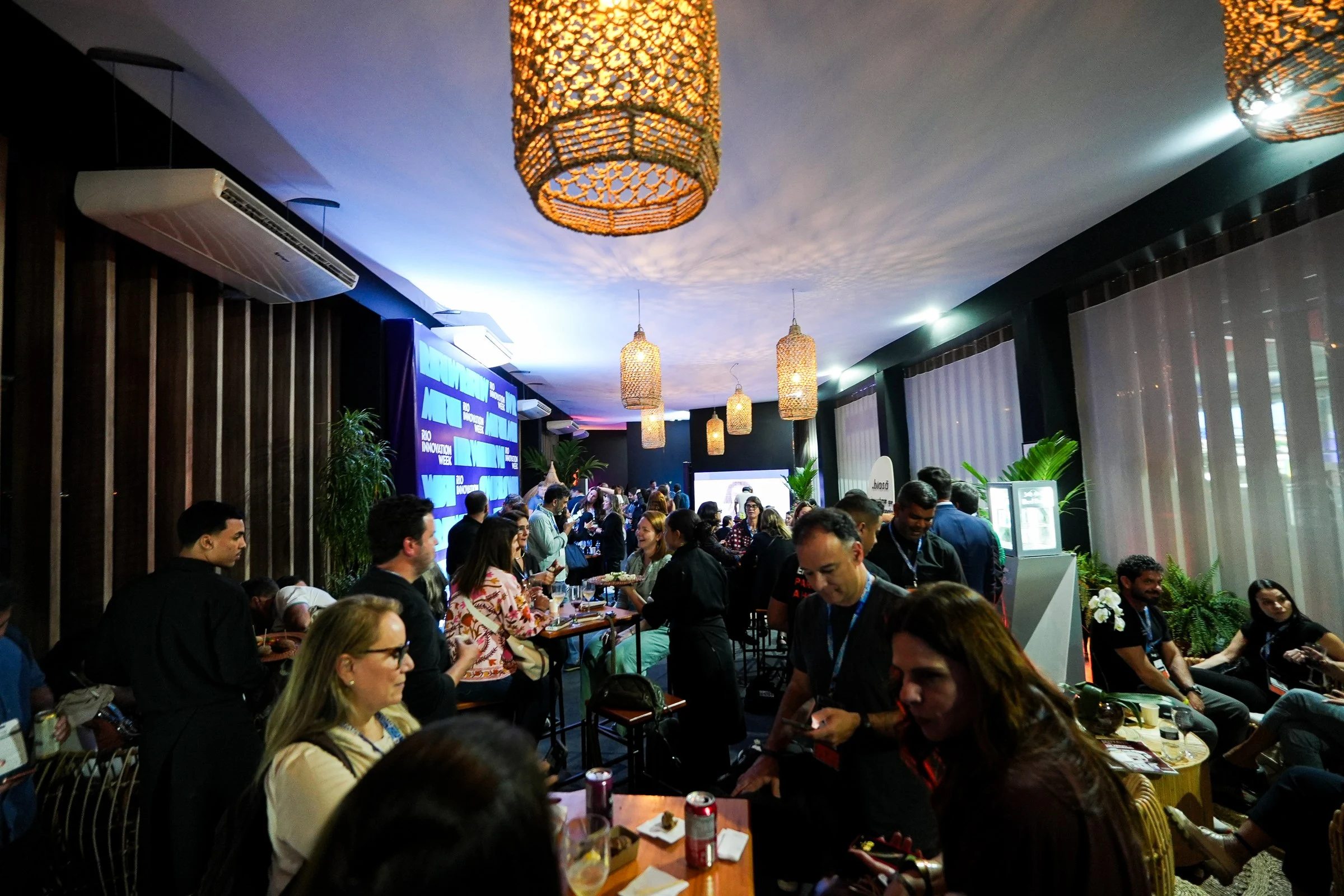Vista ampla de lounge e convidados em edição anterior da plataforma Innovation Week